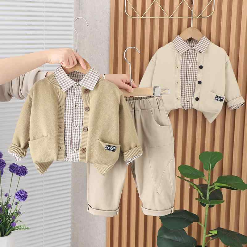 ・カテゴリ: キッズセットアップ・性別: 男性・スタイル: 韓国風・セットタイプ: パンツセット・セット内容: 3点セット・ギフトボックス内容: 服装・対象年齢: 1〜3歳 (80〜100cm)・袖丈: 長袖・パンツ丈: 長ズボン・主な素材: 綿90%・生地加工: 柔軟加工・厚さ: 普通・柄: 無地・画像: 実物モデルなし・デザイン要素: セットアップ、カーディガン、トレンド・留め具: シングルブレスト・カラー展開: ベージュ、カーキ・サイズ展開: 80cm, 90cm, 100cm, 110cm, 120cm