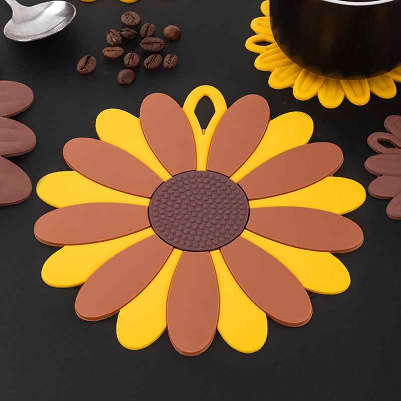 ランチョンマット 北欧風 厚手 PVC製 蓮の花柄 断熱 耐熱 食卓用 家庭用 テーブルウェア 滑り止め 防汚加工 黄色 グリーン 不規則形