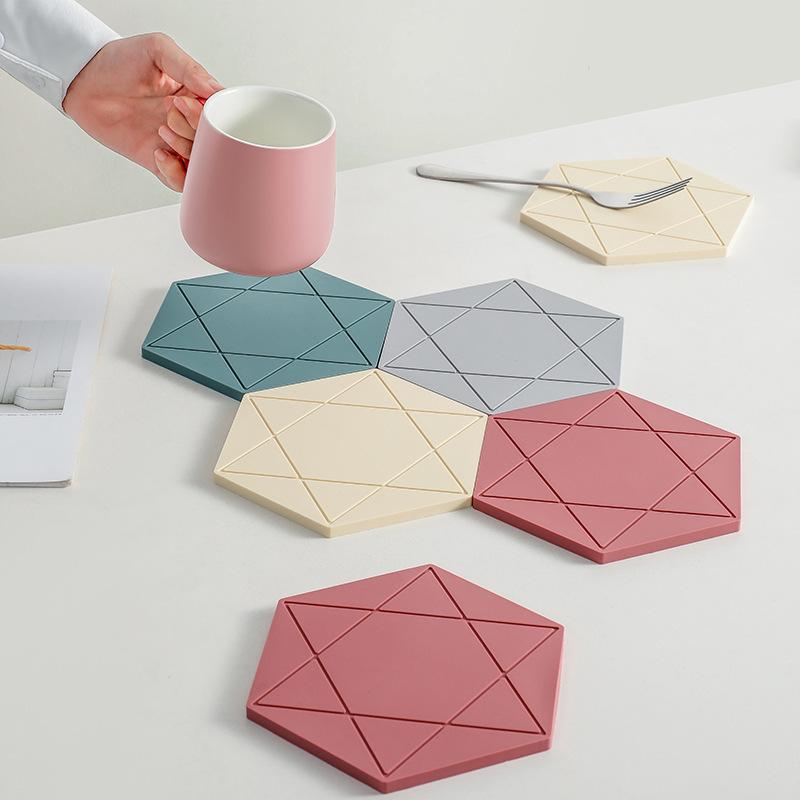 テーブルマット 耐熱 シリコン 滑り止め 防水 防油 高級感 家庭用 ダイニング 食卓用 ランチョンマット 鍋敷き カップマット お手入れ簡単(x2)