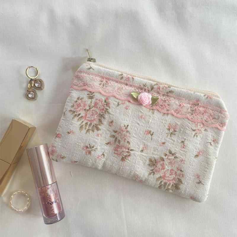コスメポーチ レディース 携帯用 軽量 キルティング レースフリル ピンク 小花柄 フェミニン 上品 コットン素材 ミニ収納 メイク直し 口紅入れ 小物入れ(3)
