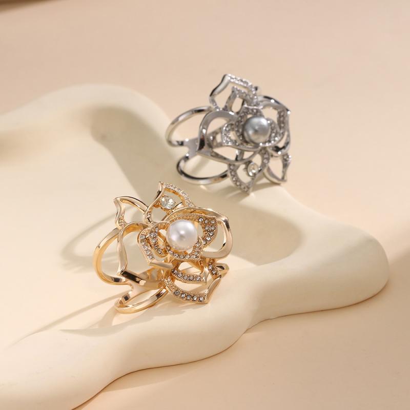 ブローチ レディース 高級感 上品 エレガント 透かし彫り 花 フラワー ラインストーン ジルコニア パー..