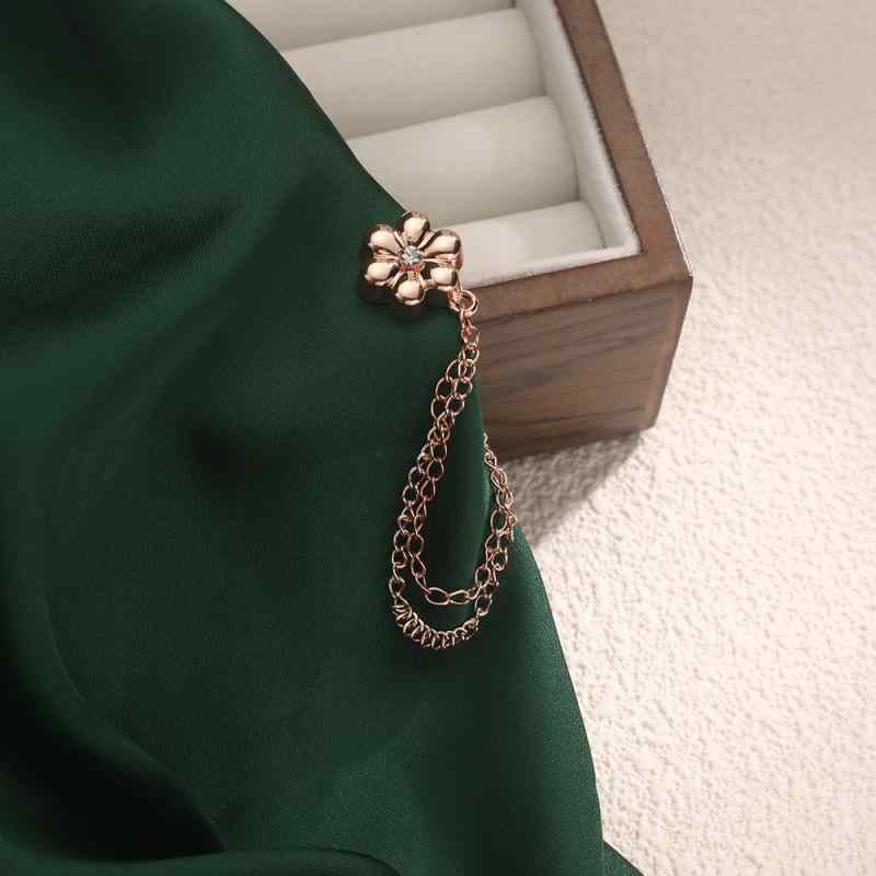 ブローチ レディース マグネット式 無痕 梅の花 服固定 裾上げ スカーフ留め 合金製 ジルコニア 花モチ..