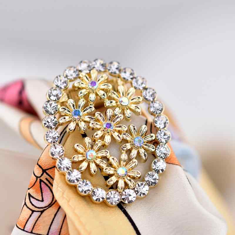 スカーフクリップ レディース 多機能 ブローチ ショール留め 色褪せない 高級感 Tシャツ裾アレンジ オ..