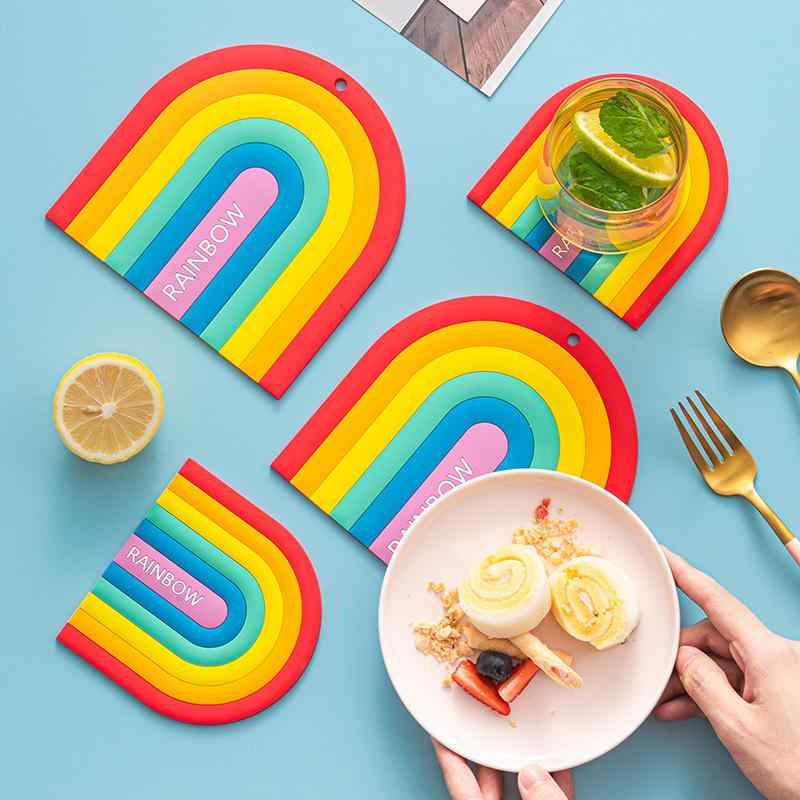 ランチョンマット 耐熱 断熱 やけど防止 PVC製 レインボー カラフル 雲柄 丸型 角型 家庭用 おしゃれ 高級感 鍋敷き コースター ダイニング キッチン 食卓保護 テーブルマット