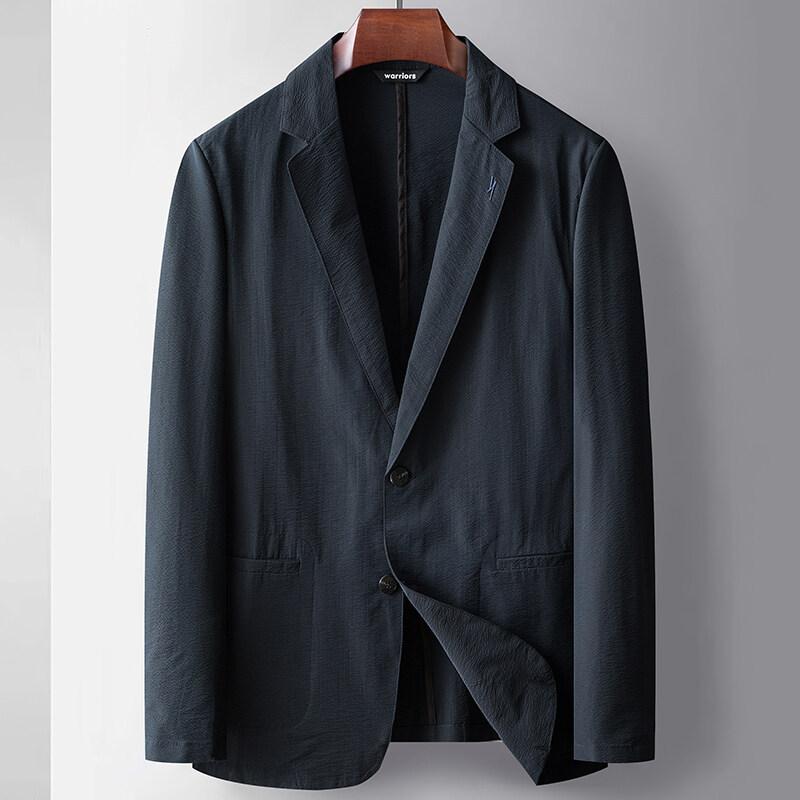 ・機能: 透湿性、洗濯機洗い可能、しわになりにくい・ターゲット層: ビジネス紳士 (35歳以上)・フィット: スリム・ネックライン: ノッチドラペル・フロント: 2つボタンシングル・スタイル: ビジネスカジュアル・柄: 無地・主な素材: ナイロン 72%・着用シーン: ビジネス・対象: ミドルエイジ・ディテール: ボタン装飾・着丈: レギュラー・袖丈: 長袖・ポケット: パッチポケット・カラー展開: ブラック、ブルー、ホワイト・サイズ展開: M、L、XL、2XL、3XL、4XL・裾デザイン: ストレート・性別: メンズ・カテゴリ: カジュアルジャケット