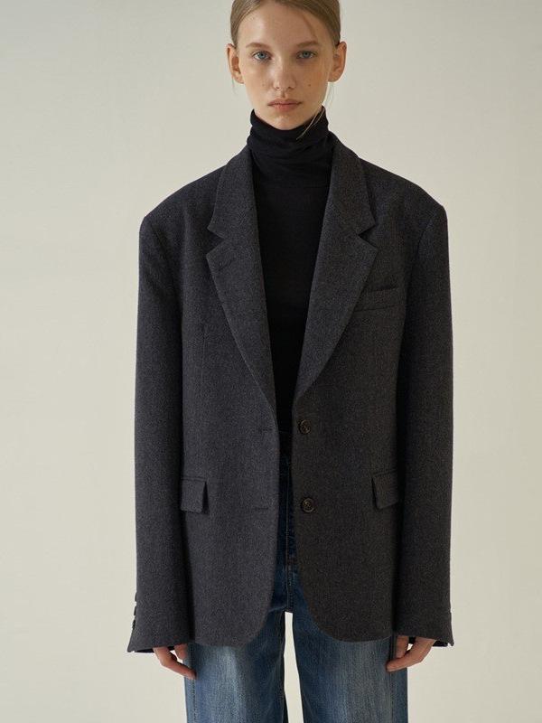 ・カテゴリ: テーラードジャケット・スタイル: エレガントカジュアル・主な素材: ウール・主な素材混率: ウール50%〜70%・ネックライン: テーラードカラー・袖丈: 長袖・柄: 無地・カラー展開: ブラック、チャコール、ソフトグレー・サイズ展開: S、M、L・フィット: スリム・袖タイプ: レギュラー・デザイン要素: ポケット・加工: プリント・前立て: シングルブレスト・性別: レディース