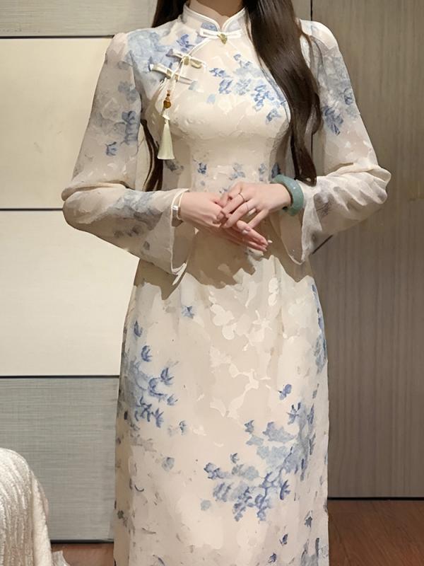 ・カテゴリ: チャイナドレス・主な素材: ポリエステル・ドレスの長さ: ロング丈・ネックライン: クルーネック・前立てのデザイン: 丸襟・袖丈: 長袖・スリット: 低スリット・カラー展開: 杏色・サイズ展開: S、M、L、XL、XXL・スタイル: 中華風、文芸レトロ・対象: 女性・袖のデザイン: レギュラースリーブ
