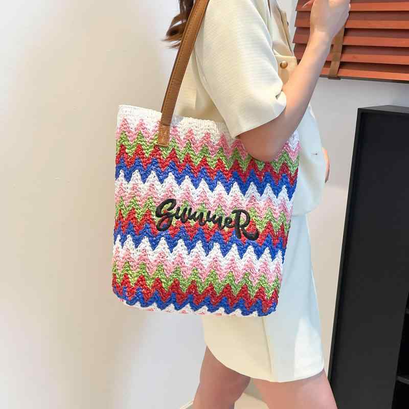 ・カラー展開: オレンジレッド、ブルー×ブラウン、ブラウン、グリーン、マルチカラー、ブルー・スタイル: 都市ミニマリズム・素材: ストロー（草編み）・バッグのトレンドスタイル: 編み込みバッグ・バッグのサイズ: ミディアム・デザイン要素: ステッチ・裏地素材: ポリエステル・バッグの形状: 縦型スクエア・開閉方式: オープン・バッグ内部構造: ファスナーポケット・硬度: ソフト・外ポケットの種類: 内パッチポケット・ショルダーストラップの数: 1本・対応シーン: デイリーコーディネート