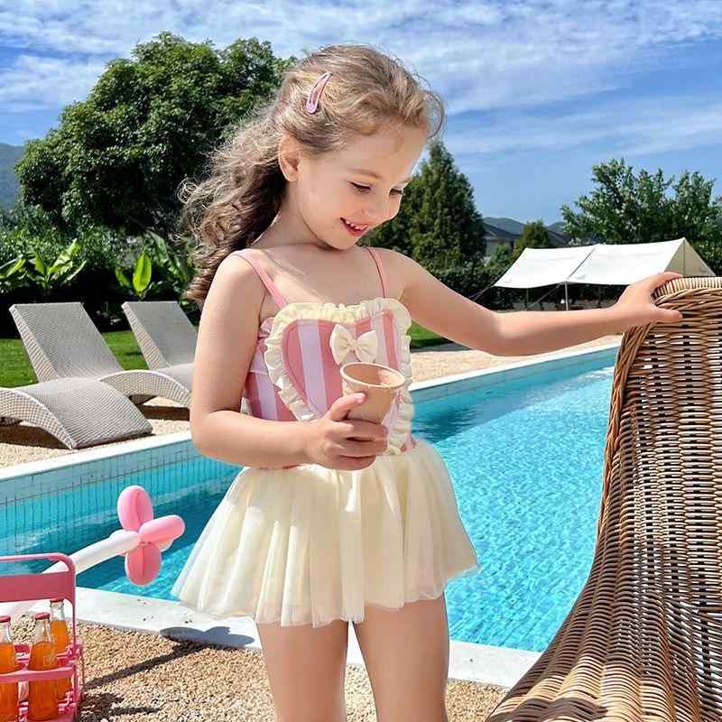・カテゴリ: 水着・対象: 子ども・性別: 女性・スタイル: 韓国風、高弾性、さわやか・素材: ポリエステル 90%・着用シーン: スイミング、水遊び・セット内容: 水着、スイムキャップ・サイズ展開: 5（推奨身長75-85cm）、7（推奨身長85-95cm）、9（推奨身長90-105cm）、11（推奨身長105-115cm）、13（推奨身長115-125cm）、15（推奨身長125-135cm）・デザイン: ブリーフ