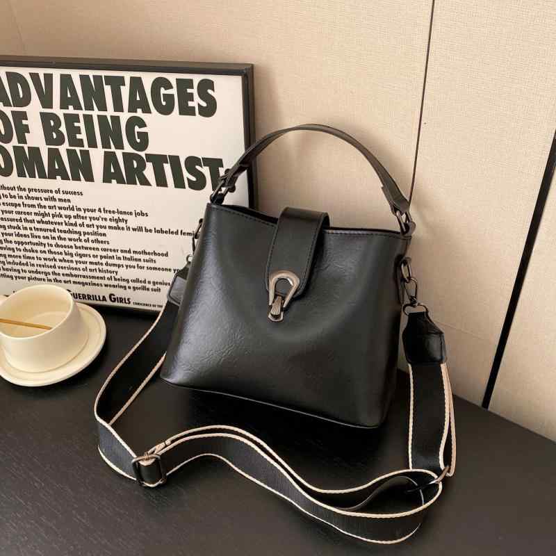 ・カラー展開: ブラック・スタイル: ビジネス通勤・素材: PU・バッグのスタイル: トートバッグ・バッグのサイズ: 中・デザイン要素: スタッズ、ロック・裏地素材: ポリエステルコットン・バッグの形状: バケツ型・開閉方式: ロック・バッグ内部構造: 携帯電話ポケット、ファスナー付き仕切りポケット・硬さ: 中・外ポケットの種類: オープンポケット・ショルダーストラップの本数: 1本・おすすめシーン: デイリーコーディネート