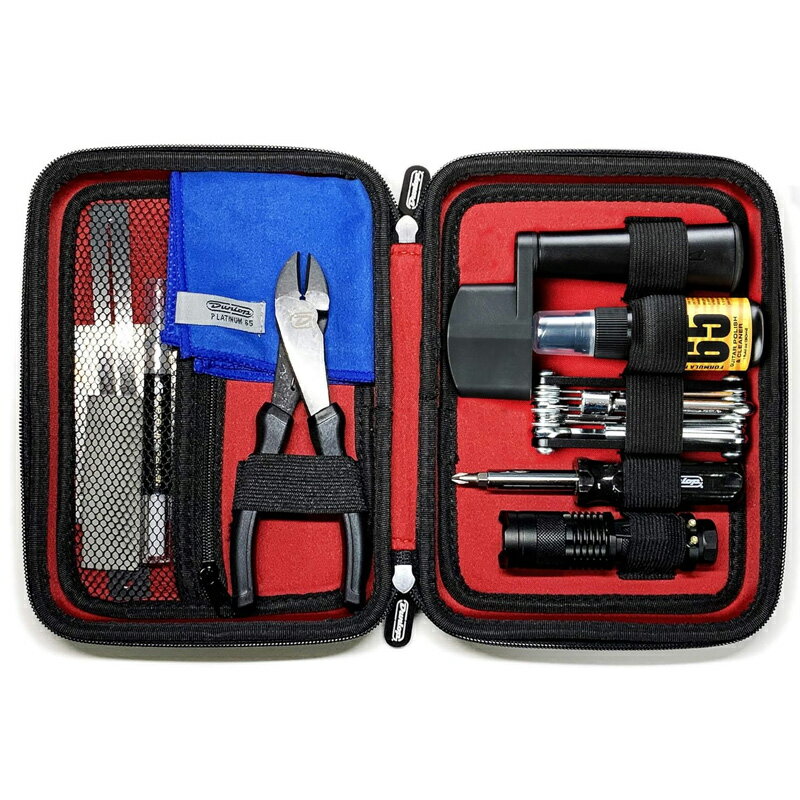 楽器のメンテナンス作業に重宝するJim Dunlop System 65 Maintenance Toolsシリーズです。 大事な楽器の調整に必要な便利なグッズ。 楽器のスペシャリスト集団であるJim Dunlopが蓄積したノウハウやライブステージ等の現場で必要なツールを具現化したシリーズになります。 セット内容 Microfiber Polish Cloth (7inch) 654 Formula 65 Guitar Polish & Cleaner 1oz DGT01 Gig Light DGT02 Multi-Tool DGT04 String Action Gauge DGT05 Fret Collars DGT06 Screw Driver DGT07 String Cutter 115SI Stringwinder 6567 Superlube Gel Pen ギグバッグに入れやすい丈夫なセミハードケース