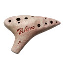 ティアーモ(Ti Amo)とは、イタリア語で、「あなたが好き」という意味です。 ティアーモのオカリナは、一つ一つ手工芸的技法で作られております。 土の温かさを持ち、そのユニークなフォルムから美しい旋律が生まれるよう、正確なピッチに調律されております。音程がしっかりしているので、半音階も楽に吹くことができます。 また、運指孔にくぼみをつけているため、初心者の方でも押えやすいのが特徴的です。 クセのない滑らかな音色です。 ニュー・スタンダード・シリーズ は、従来右手側に2つありました小穴トーンホールの位置を、右手側に1つ、左手側に1つと変更しており、より運指が滑らかになり演奏しやすい構造となっております。 ☆オカリナは誰でも気軽に始められる楽器ですので、プレゼントにもオススメです。 種類(サイズ、調)の違いと特徴 ■アルトC 一般的に最も普及しているものです。おとなしい音が出るオカリナです。 ■ソプラノF オカリナの中で音色が一番美しく、コンサートなどの演奏に使われます。 ■ソプラノC 最も少ないオカリナで、高く可愛らしい音がでます。 Made in Japan