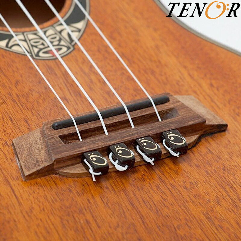 String Tie 【TST-U BK (Black, ウクレレ用4個セット)】 Galalith( ガラリス) 製のストリングタイ。弦をストリングタイに結びつける事でブリッジに弦を結ぶ事無く弦を張ることが出来ます。 弦を張るのが簡単になり、弦の先が表板を傷つける心配も軽減。 ブリッジに弦を直接留めない事で明瞭なサウンドを生み出します。また、独特なデザインも魅力です。 ※ご覧いただく環境によって色合いは多少異なって見える場合がございます。