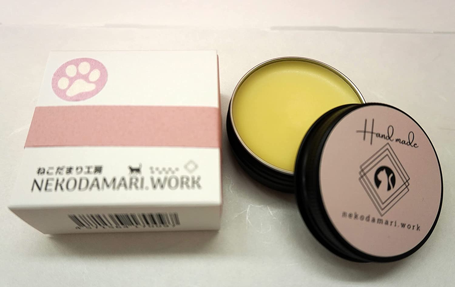 『愛』をコンセプトに作成した香り。ロータス(蓮)をモチーフに、華やかながら慈愛に満ちた無償の愛のあたたかさを纏わせました。 パッケージは桜色(さくら)です。 国産の未ざらし蜜蝋と、国内工場で精製されたクリアホホバオイル100％使用しています。 保存料や、添加物などは一切使用しておらず、100％自然由来のもので生産しています。 従来の蜜蝋ワックスは、クルミ油やアマニ油等の乾性油を使用することが多いですが、本製品は不乾性油のホホバオイルを使用しています。 ホホバオイルは、特有のワックス成分を含んでいて、塗膜を形成します。また酸化しづらく、安定性の高さから、人工心臓の潤滑油にも使用されています。 サラサラ感や、しっとり感が特徴で美容用品などでは良く使われていますが、未ざらし蜜蝋と組み合わせる事で、速乾性とサラサラの指ざわり、伸びの良さ、塗膜形成によるコーティングなどの優れた特性を発揮します。 楽器の指板など木部が露出している個所の保護や、乾燥防止、湿度変化からの保護など様々な用途に使用することができます。 精油入りである本商品は、ねこだまり工房の自家製クリア蜜蝋ワックスに、精油を使用して香りを付与しています。 香料などではなく、植物より抽出される精油を用いる事でクリア蜜蝋ワックスの安定性を阻害せずに香りをつける事ができます。 ≪原材料≫ 【オーガニック原油国内精製クリアホホバオイル】 オーガニック認証機関(スイスIMO・アメリカ農務省USDA)でオーガニック認証を取得したホホバ原油を、国内工場で精製されたクリアホホバオイルを100％使用。 日本で精製されるオイルはとても評価が高いのが特徴です。 ※オーガニックとは、無農薬だけでなく、農園、土壌、工場設備など、様々な項目で規定をクリアすることで認証を取得できます。 【国産未ざらし蜜蝋】 採蜜の時に削り落とす蜜蓋部分だけ綺麗にこし出して作られています。他の蜜蝋に比べてとても透明度が高く質感が良いのが特徴です。 【精油】 ロータスホワイト、フランキセンス、ベルガモット、パルマローザ 香料ではなく、精油を用いています。水蒸気蒸留法の蒸留法等は、使用する精油によって多少異なる場合があります。 また、ねこだまり工房の使用している精油は食品添加物に使用可能なグレードのものです。 ご注意（免責）＞必ずお読みください 楽器用ワックスですので食用ではありません。 ねこだまり工房の使用している精油は食品添加物に使用可能なグレードのものであり、 またアレルギー等のリスクの低い精製済みオイルを使用していますが、万が一違和感のある際は使用を中止してください。 天然素材の蜜蝋の為、個体差により色合いが異なる事がありますが性能・効果に違いはありません。 パッケージ等はロットによって予告なく変更になる場合があります。 ※精油は人によってはアレルギー等がある場合があります。 使用している精油はパッケージ裏面、このページ等に記載されていますのでご確認ください。