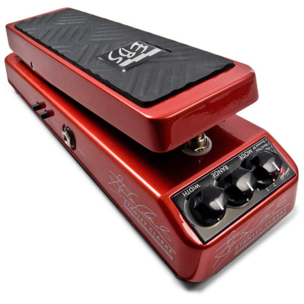 ? Exclusive Bass Wah-Wah/Volume Pedal USAのルシア、Spellbinder CorpのThomas LieberとベーシストStanley ClarkeとEBSがコラボレートして送り出すワウワウが、Stanley Clarke Signature Wah-Wahです。 特長はフットスイッチでの切り替えが、ワウワウ−バイパスと、ワウワウ−ボリュームペダルとの選択ができることです。また、スウィープレンジを拡張し、 フィルターはローパス/ハイパス/バンドパス/ブーストバンドパスモードが選べ、さらにQすなわちバンド幅が調節できます。そしてバイパスはトゥルーバイ パス！