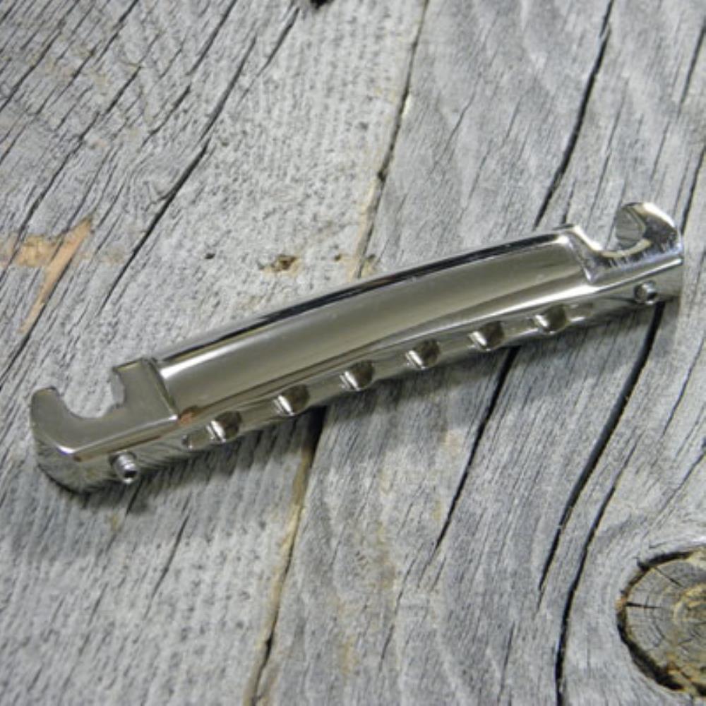 59年の個体を原型とした新規の金型による、いわば究極のレプリカです。微妙なラインのダレ、手作業によるサンディング、裏側のゲート痕等、忠実に再現されております。もちろん現行Gibson等にもフィットします。重量もVintage同様の約30グラム強。メッキも当然、銅の下地なしで仕上げてあります。こちらはラップ・アラウンド・タイプになります。