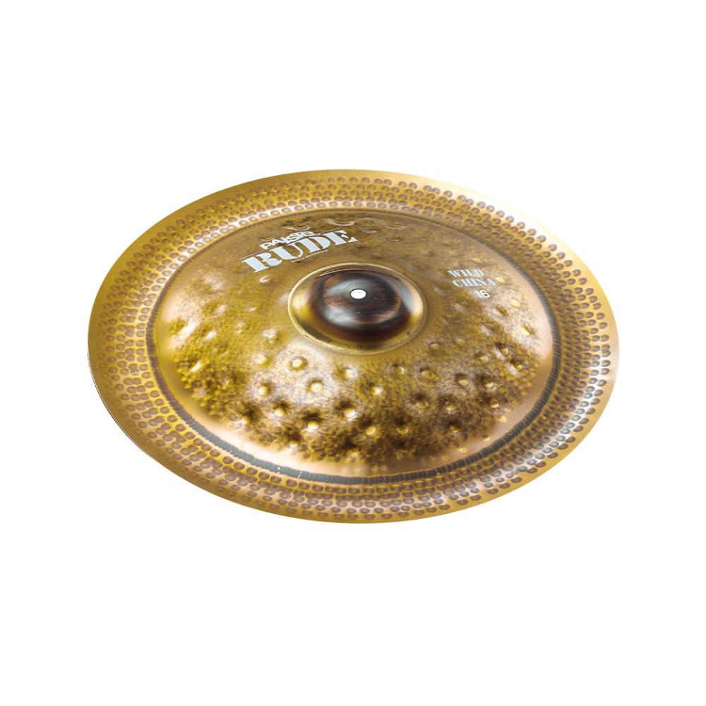 Paiste RUDEシリーズは、メタリックで力強く生き生きとしたサウンドが特徴のシンバルです。透き通るような明るいトップエンドとエネルギッシュで重厚な中音域、倍音豊かで切れのあるサウンド特性を備えています。 RUDE Wild Chinaは、明るくメタリックなサウンドで、力強く生々しいシンバルです。レンジが広くクリーン、そして心地よい感触が得られます。グランジタッチのモダン・チャイナ・サウンド。大音量なバンドサウンドでの使用にも最適です。 サイズ：16インチ