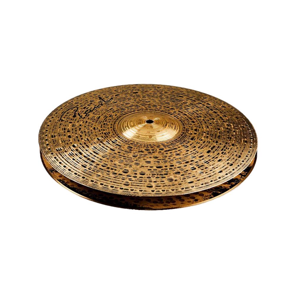 Paiste Signature Dark Energyシリーズの「Dark Energy Hi-Hat（ダーク エナジー・ハイハット） Mark I 」は、リッチでエネルギッシュなサウンドと非常に複雑なミックス、そしてレスポンスのよさが特徴。 フルでダーク、リッチできらめくようなオープン／クローズド・サウンドと、肉厚で歯切れのよいカッティングの美しいチック・サウンドをもち、さらに繊細さにエネルギーとパワーを組み合わせた、非常に多用途なハイハットです。 サイズ：15インチ