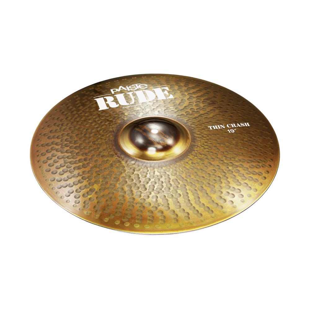 Paiste RUDEシリーズは、メタリックで力強く生き生きとしたサウンドが特徴のシンバルです。透き通るような明るいトップエンドとエネルギッシュで重厚な中音域、倍音豊かで切れのあるサウンド特性を備えています。 RUDE Thin Crashは、コクがあり、エネルギッシュで輝くようなワイドレンジなサウンドが特徴。柔らかさがありつつレスポンスがよく、複雑な倍音で、砕け散るようなアタック感があります。 サイズ：19インチ