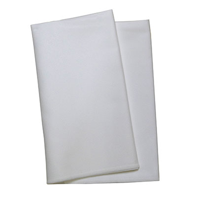 【商品説明】 マイクロファイバー繊維を使用したクロス、ミクロの繊維が空気層を多く含むため、汚れ手あか等をキレイにふき取ります。毛細管現象により吸水力が非常に高く、拭き上がりがとても綺麗、空拭きなら艶有り、艶無しにかかわらず、ピアノ、ギターなど楽器類や、家具類にも使用できます。艶有り用、艶無し用のクリーナーを少量つけてご使用になればさらに効果的です。【特徴】・極細繊維の働きによって、優れた拭きとり性能を発揮します。・楽器を傷める薬剤を含んでいない為、ラッカー等の繊細な塗膜にも使用できます。・吸水性に優れ、ポリッシュやワックスの使用にも適しています。・ケバ立ちが非常に少なく、繊維クズがほとんど付着しません。・耐久性に優れ、繰り返し洗って使用することが出来、経済的です。【仕様】■サイズ：約450×約400mm■素材：ポリエステル80% ナイロン20%※掲載画像はサンプルです。色合い等はご覧いただく環境によっては異なって見える場合がございます。※品質改善のため予告なく掲載仕様とは異なる場合がございます。