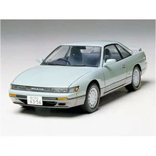 1988年5月にフルモデルチェンジされて5代目となったシルビアのトップグレードK'sを再現したプラスチックモデル組み立てキットです。柔らかな曲線と曲面で構成されたボディスタイルを手にとってじっくり観察してください。人間工学に基づいたモノフォルムバケットシートなど、ハイセンスなインテリアを実感たっぷりにモデル化しました。またシャーシ下面も立体感十分に再現され、優れた走りを生み出すマルチリンク・リヤサスペンションなどの構造も理解できます。タイヤはトレッドパターンもリアルに彫刻されたポテンザRE71をセットしました。全長=185 mm　写真はキットを組み立て、塗装したものです