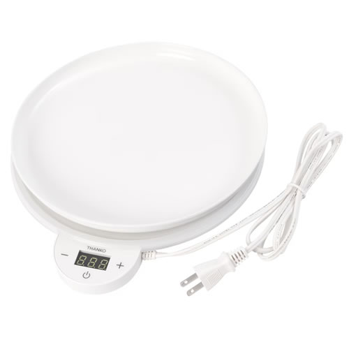 最大130℃の保温プレートと熱伝導率の高い専用アルミ皿で、最後のひとくちまで温かく、上質な食卓を。最大130℃の保温プレートと導熱性の高い専用皿で、最後のひとくちまでホカホカをキープし、いつでも温かい料理をあなたに。専用皿以外にも、普段お使いのお皿や、IHでは不可能な食品パック・アルミホイルでも保温できます。◆最大130℃の高温で、ホカホカをキープ。「保温プレートを買ってみたけど、温かさが物足りない・・・」と思ったことはありませんか？フードウォーマーディッシュ(Dish)は、最大130℃の高温で料理を保温。最後まで出来立てのおいしさが続きます。◆操作簡単&広範囲の温度調整保温プレートは80℃から130℃までの幅広い温度設定に対応。お好みの温度で温かさを保つことができます。◆よりホカホカをキープできる、専用アルミ皿付属熱伝導率の高いアルミ製専用皿で、より温かさを保つことができます。ワンプレートごはんにも、大盛り料理にもぴったり。表面コーティング加工が施されていて、こびりつきにくく、汚れを落としやすいのでお手入れ簡単です♪◆普段使っている鍋・お皿でも使える専用皿以外でも、お手持ちの鍋・お皿でお使いいただけます。ピザの紙箱やクッキングシート、アルミホイルを敷いて使うことも可能。料理に合わせてお好みの使い方をお選びください。◆料理を作ったそばから置いていけるフードウォーマーディッシュ(Dish)は、プレート自体が温かくなります。調理後のアツアツの鍋をすぐプレートの上に載せておけば、すぐ食べられなくても冷めてしまうということはありません。また、IHヒーターや電子レンジのように鍋や皿を選ばなくても大丈夫。フライパンや土鍋など、IHには適さない容器の保温もできます！◆お手入れ簡単&収納場所を選ばない薄さプレートはガラス製で、サッと拭くだけで簡単にお手入れできます。また、本体の高さは約2cmと薄型で、収納場所を選びません。◆安全なオートオフ機能付き電源切り忘れ防止のため、1時間で自動で電源が切れるオートオフ機能を搭載。放置していても1時間で切れるので安心です。【仕様】サイズ：本体：幅250×奥行295×高さ23(mm)皿：幅255×奥行255×高さ20(mm)本体重量：約740g電源：AC100V 50/60Hz消費電力：150W設定温度：80～130℃(1時間でオートオフ)コード長：約1.4m材質：本体：ABS、PP、強化耐熱ガラス/皿：アルミ＋シリコン加工/シリコンリング：シリコンセット内容：本体、皿、シリコンリング、日本語取扱説明書品番：FDWD25SWHJAN：4580060600984メーカー：THANKO発売日：2025/08/18【注意事項】※画像はイメージです。実際の商品とは多少異なる場合があります。※内容品に記載している以外の物は付属しません。※お子様の手の届かない所で保管・ご使用ください。※本製品をご利用において生じる物品の破損/故障は、補償の対象外となります。※分解しないでください。※落としたり強い衝撃を与えないでください。※高温/多湿/火気近くで保管、使用しないでください。※異常を感じたらご使用をやめてサポートセンターまでご連絡ください。