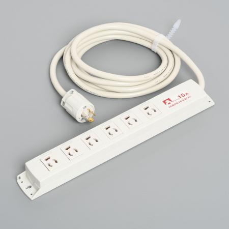 特長 送り配線が可能で、VCT3.5mm²電線に対応する構造を持ち、内蔵コンセント・ケース材質に耐熱性・耐トラッキング性などを保有し、有害物質を含まない難燃(UL94 V-0)仕様のナイロン樹脂を採用しているハイスペックなOAタップです。6つのさし込み口付き、接地形2P 15Aの定格で、合計15Aまで使用できます。 キャブタイヤケーブル1.25〜3.5mm²やVVF1.6〜2.0mm等、各種電線に対応しています。電線端末加工寸法(ストリップ長)は、電源側・送り側共に3本の心線すべて同一寸法(40mm)となりました。裏面には別売のさし込み式マグネット(Z0353)を4ヶ取付可能です。 コードセットの電線には、許容電流値が高く、耐熱性・柔軟性に優れるビニルキャブタイヤケーブルのソフトVCTケーブル2mm²を採用しました。 ◆接地形2P 15A 125V ◆抜止形6ヶ口 コード3M 引掛形プラグ ◆色：白色 ◆本体難燃性：UL94 V-0[重要]ご注文前に必ずご確認下さいませ。【キャンセル・返品について】