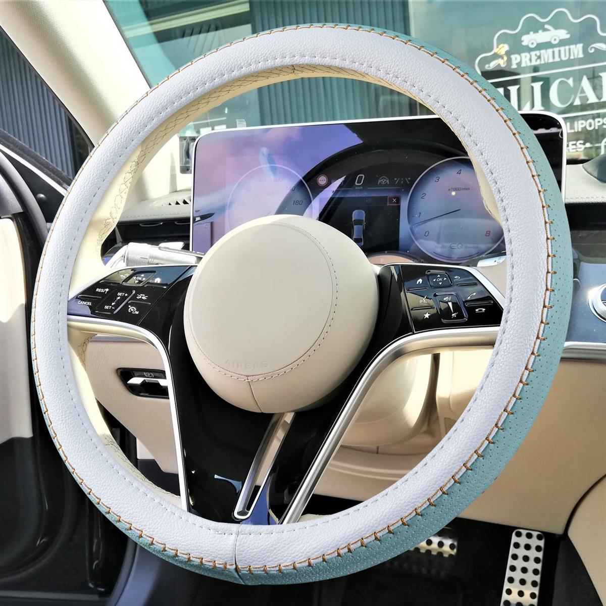 車内を彩るハンドルカバーが登場。軽自動車や普通車にぴったりのSサイズで、手触りの良さと通気性を兼ね備えたデザインが魅力です。ブルーの色合いが車内を爽やかに演出します。 上質な素材を使用し、握るたびに手に馴染む柔らかさを実感。パンチングデザインが通気性を高め、長時間のドライブでも快適さを保ちます。滑り止め加工で安全性も抜群です。 天然ゴムを裏面に使用し、ハンドルにしっかりフィット。ズレることなく、ステアリング操作をサポートします。オールシーズン対応で、どんな季節でも快適なドライブをお楽しみください。