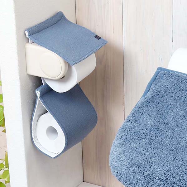 商&nbsp;品&nbsp;詳&nbsp;細 トイレセットとの組み合わせでふわふわで豪華なトイレに変身！おしゃれな雰囲気のトイレットペーパーホルダーカバーです。簡単に取り付けができ、予備のペーパーがストックできます。【商品仕様】生産地：中国材質：パイル糸/アクリル100％、地糸/ポリエステル100％