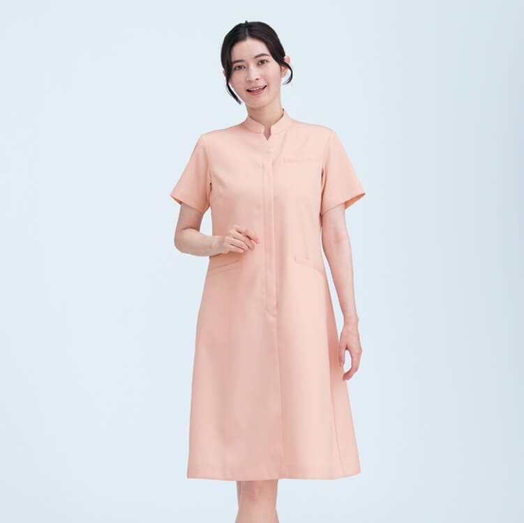 【ナース服ワンピース】制菌防汚「上品なネックラインデザイン」吸汗・制電 S〜3L 5色 / 医療白衣ユニフォーム 【ナース服ワンピース】制菌防汚「上品なネックラインデザイン」吸汗・制電 S〜3L 5色 / 医療白衣ユニフォーム 特徴 ◆ 防汚加工 防汚加工が施されているため、汚れ が付きにくく、落ちやすい素材を 使用したナース服ワンピース。 ◆ 吸汗速乾 汗をかいてもすぐに乾いてさらりと 快適。蒸れにくく、長時間の着用 でも爽やかな着心地のワンピース白衣。 ◆ 抗菌加工 医療現場の衛生管理に欠かせない 制菌加工を採用。働く人の身だし なみと衛生意識を高める医療白衣 ワンピース。 カラー・詳細 ここがPOINT! 肌の露出を抑えた上品なネックラインに、落ち着きのある大人カラーを組み合わせた知性とやわらかさを感じさせるワンピース白衣。制菌加工が施されており、繊維上の菌の増殖を抑制して衛生面も安心。さらに、防汚機能により汚れが付きにくく、付着しても落としやすいため、忙しい現場でも清潔感を保てます。シンプルで無駄のないデザインながら、動きやすさと品格を両立したシルエットで、病院受付や美容クリニックのナース服など、幅広いシーンにマッチするワンピース白衣です。 【ナース服ワンピース】制菌防汚「上品なネックラインデザイン」吸汗・制電 S〜3L 5色 / 医療白衣ユニフォーム サイズ表 SUIUM401 ナース服ワンピース/サイズ表　size Infomation UM401 サイズ (単位/cm) S M L LL 3L 肩幅 38 39 40 41 42 バスト 94 98 102 108 114 袖丈 19 20 21 21 21 着丈 96 98 100 100 100 【ナース服ワンピース】制菌防汚「上品なネックラインデザイン」吸汗・制電 S〜3L 5色 / 医療白衣ユニフォーム 詳細 ナース服ワンピース/詳細 特徴 SEK制菌加工・吸汗・制電・防汚 素材 ソフトラチネ（ポリエステル100%） ▼関連商品（男女兼用パンツ）▼ ▼関連商品（男女兼用スクラブ）▼