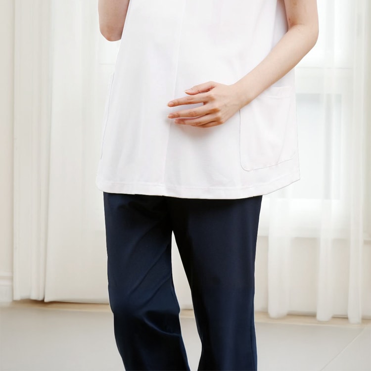 【マタニティ白衣ズボン】ウェストリブ素材／透け防止／医療ユニフォーム &nbsp; マタニティ白衣ズボン 特徴 &nbsp; &nbsp; ここがPOINT! 妊娠中のナースをサポートするマタニティ白衣ズボン。お腹まわりは締め付けを軽減した...