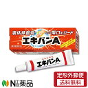 【商品詳細】 ●液体絆創膏『エキバンA』を傷口に塗布すると，透明な被膜を形成し，外からの水やバイ菌・ホコリなどの侵入を防ぎます。 ●形成した透明な被膜は，お湯や水にもはがれにくいので，様々なシーンで使用できます。 ご家庭での水仕事に　ご家庭での園芸時に　お風呂，プールなどの入水時に　スポーツ，海・山のレジャー時に　美容院，理髪店の職場で　農業・漁場の職場で 傷口への塗布の際は，一瞬しみますが乾くと刺激はなくなります。 使用上の注意 ■してはいけないこと （守らないと現在の症状が悪化したり，副作用・事故が起こりやすくなります。） 1．次の部位には使用しないでください。 　（1）大きな切傷，深い切傷，ただれ，化膿，やけど，出血している患部 　（2）目や目のまわり等，皮膚の敏感な部位，粘膜等 　（3）顔面，頭部 　（4）ひげそり，脱毛，除毛，脱色等により傷んだ皮膚 ■相談すること 1．次の人は使用前に医師，薬剤師又は登録販売者に相談してください。 　（1）医師の治療を受けている人 　（2）薬などによりアレルギー症状を起こしたことのある人 2．ご使用後，次の症状があらわれた場合は副作用の可能性があるので，直ちに使用を中止し，この文書を持って医師，薬剤師又は登録販売者に相談してください。 ［関係部位：症状］ 皮膚：発疹・発赤，かゆみ，かぶれ等 効能・効果 あかぎれ，切傷，さかむけ 用法・用量 患部に適量塗布 用法関連注意 ＊キャップのとがっている先で，チューブの口に穴をあけてください。 ＊傷口を清潔にし，水分や血をよく拭き取り，傷口のみに適量を塗ってください。 ＊そのまま乾かしてください。 （1）定められた用法・用量を守ってください。 （2）本剤は外用にのみ使用し，内服はしないでください。 （3）目に入らないように注意してください。 　万一目に入った場合は，すぐに水又はぬるま湯で洗い直ちに眼科医の診療を受けてください。 （4）数回の水仕事や入浴で被膜がはがれてきた時は，乾かした後に再びエキバンAを塗ってください。 （5）形成した被膜を無理にはがそうとすると，皮膚を傷めてしまう可能性があります。 　はがす際には，注意してください。 （6）傷口以外に広く塗らないでください。 （7）薬液により傷口を刺激するため，小児に使用の際にはご注意ください。 　又，ご使用の場合は，保護者の監督のもとご使用ください。 （8）有機溶剤が含まれているので，気管支炎（喘息等）のある方は，注意してください。 成分分量 100g中 ピロキシリン 15g 添加物 dl-カンフル，ベンジルアルコール，ヒマシ油，酢酸エチル，酢酸ブチル 剤形 液剤 保管及び取扱い上の注意 （1）小児の手の届かないところに保管してください。 （2）直射日光をさけ，涼しいところに密栓して保管してください。 （3）誤用をさけ，品質を保持するため，他の容器に入れかえないでください。 （4）火気に近づけないでください。 （5）使用期限を過ぎたものについてはご使用にならないでください。 （6）ご使用後はチューブの口についた薬液をよくふきとってから，キャップで密栓し保管してください。 （7）衣類等につきますと取れにくくなりますので，充分注意してください。 消費者相談窓口 会社名：タイヘイ薬品株式会社 問い合わせ先：お客様相談室 電話：0120-703-607 受付時間：9：00〜17：00（土，日，祝日を除く） ■広告文責：N丁目薬品株式会社 作成：20221006m 兵庫県伊丹市美鈴町2-71-9 TEL：072-764-7831 製造販売：タイヘイ薬品 区分：第3類医薬品 登録販売者：田仲弘樹 使用期限：使用期限終了まで100日以上