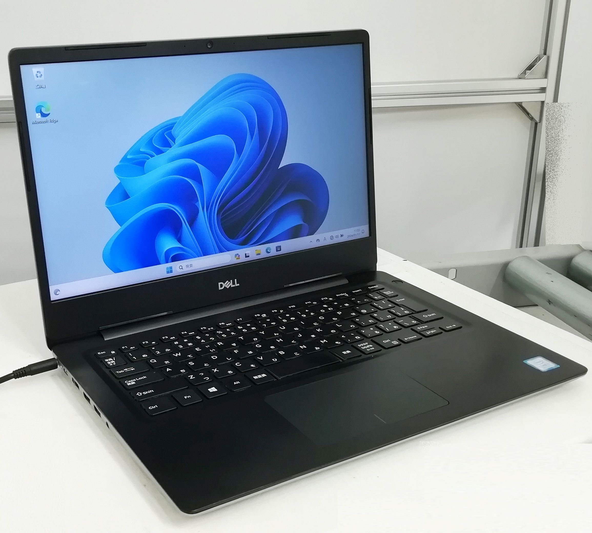 中古ノートパソコン DELL/デル Vostro 5481(P92G) Core i5 8265U メモリ16GB 新品SSD 2.5インチ512GB Windows 11 Pro 64bit 訳有:液晶キズ・LANポートのバネ不具合