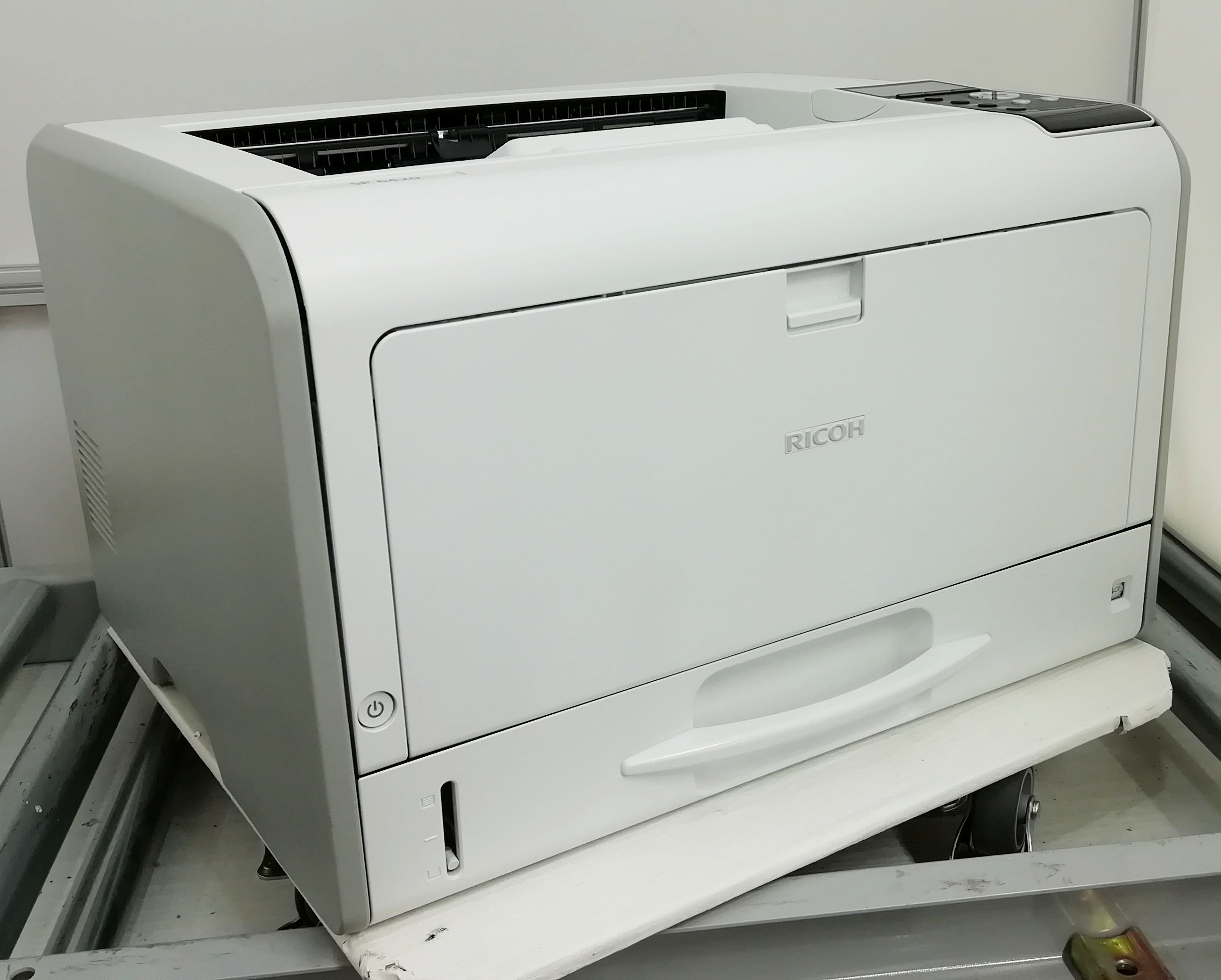 商品説明 メーカー RICOH 型番 SP 6420 状態 RICOH A3モノクロレーザープリンター SP 6420 が入荷しました。 ※スピード印刷可能 片面印刷速度(A4)：38枚/分（A4横送り）、24枚/分（B4縦送り）、21枚/分（A3縦送り） 【動作テスト】 問題なく印刷できました。 詳細は画像より参照してください。 両面印刷も問題ありませんでした。 なお、給紙はカセットおよび手差しより行いました。 中古現状トナー　【あり】 ※テストで使用したトナー(残量：約80％)をつけてお送りします。 ※メンテナンスユニットが残り10%程となっております。ご注意ください。 【総印字枚数】 74166枚 【PCとの接続】 USB LAN 【その他】 外観はリスロン社の除菌クリーナーを使用し清掃を行っています。設置や撤去、使用に伴う擦り傷や細かい部分の汚れ、シール跡、色焼けなどが残っている場合がございますが、できる限りのクリーニングを行いお届けいたします。 【商品サイズ】 46(W)x40(D)x29(H)cm 約19kg 【発送と保証】 こちらの商品は、ナベキンファクトリー安心の【30日保証】＆【送料無料】が付いてます！ お届けは佐川急便・ヤマト宅急便・ゆうパック、レターパックやゆうパケットなど、商品のサイズに合わせた宅配方法となります。 詳細については商品ページごと、またはお気軽にお問い合わせください。 ※沖縄・離島の方は場合によっては船便となり予定配送日より遅れる場合がございます。ご了承願います。 ※レターパック、ゆうパケット、大型発送の場合、代引き・日時指定は出来ません。予めご了承ください。 付属品 3P電源コード(中古の社外品)・中古トナー(テストで使用したものが中にセットしてあります) 送料 送料無料！！