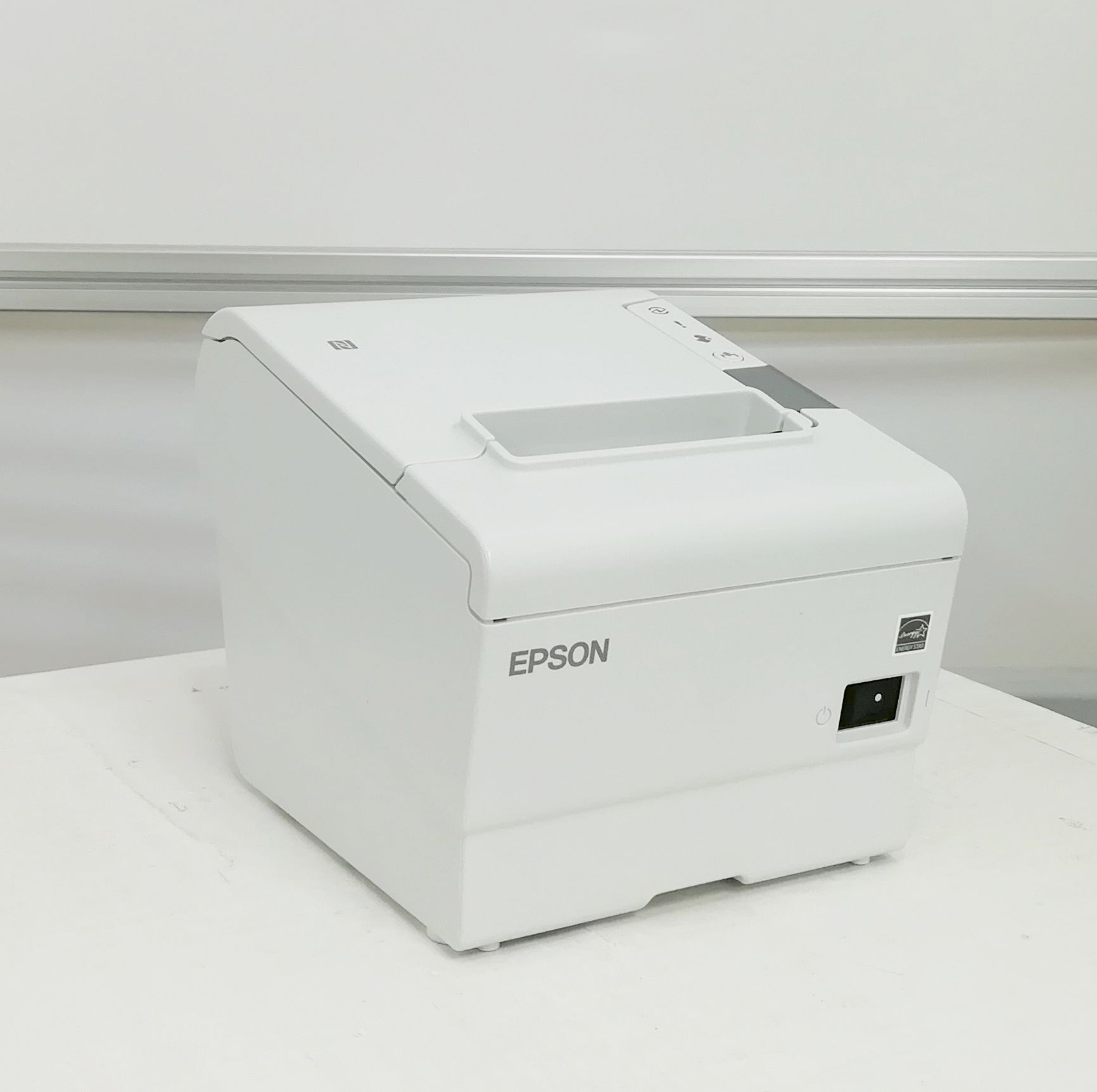 商品説明 メーカー EPSON 型番 TM-T88VI MODEL M338A 状態 EPSON ラベルプリンター TM-T88VI MODEL M338A が入荷しました。 【注意】 在庫複数あるため、画像はその中の1台です。程度はどれも同じぐらいです。 当商品には専用アダプタ（PS-180）が付属しません。 使用前にご自身でご準備ください。 【ドライバダウンロードHP】 ttps://www.epson.jp/support/support_menu/ks/172.htm ※URLをご利用の際は、先頭に「h」を付けてご利用ください。 【動作テスト】 テスト用アダプタを使用し通電確認後、感熱ロール紙で本体単独でのセルフ印刷テストを行っております。 印刷テストは問題ありませんでした。詳しくは画像をご確認ください。 【インターフェイス】 LAN USB パラレル ※インターフェースを介したテストは行っておりません。 【商品サイズ】 ・145（W）×195（D）×148（H）mm ・約 1.6 kg 【その他】 外観はリスロン社の除菌クリーナーを使用し清掃を行っています。設置や撤去、使用に伴う擦り傷や細かい部分の汚れ、シール跡、色焼けなどが残っている場合がございますが、できる限りのクリーニングを行いお届けいたします。 【発送と保証】 こちらの商品は、ナベキンファクトリー安心の【30日保証】＆【送料無料】が付いてます！ お届けは佐川急便・ヤマト宅急便・ゆうパック、レターパックやゆうパケットなど、商品のサイズに合わせた宅配方法となります。 詳細については商品ページごと、またはお気軽にお問い合わせください。 ※沖縄・離島の方は場合によっては船便となり予定配送日より遅れる場合がございます。ご了承願います。 ※レターパック、ゆうパケット、大型発送の場合、代引き・日時指定は出来ません。予めご了承ください。 付属品 3P電源コード(中古の社外品)・ACアダプタ(EPSON製) 送料 送料無料！！