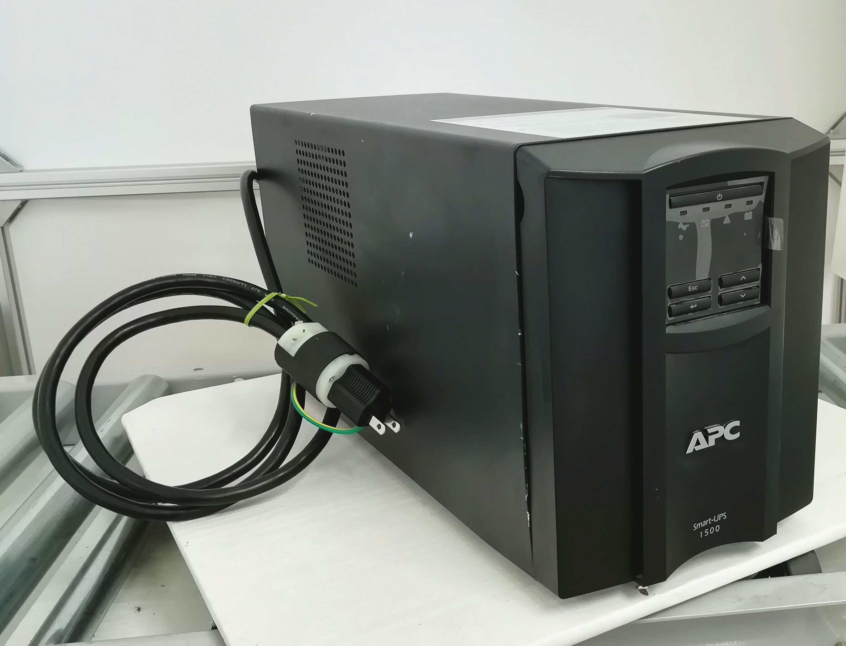 中古 APC SMT1500J UPS 無停電電源装置 新品互換バッテリー 交換後発送 【送料無料】【30日保証】