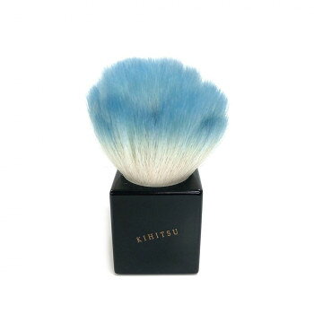 キュートでかわいいバラの花の形をしたフェイスパウダーブラシです。山羊毛を使用し、お肌あたりもソフトでメイクの時間が楽しくなります。小さなボディですが毛量が多く、パウダーを十分含む事が出来ます。ムラなくキメ細かく仕上げます。贈物におすすめです。サイズ全長:8.3cm、毛丈:4.5cm個装サイズ：10.6×5.1×4.2cm重量個装重量：50g素材・材質毛材:山羊毛生産国日本fk094igrjs