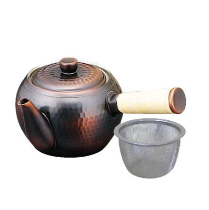アサヒ 食楽工房 純銅 横手急須　(ストレーナー付) CB526S 穏やかなブロンズ仕上げの茶器で、和テイストを気軽に楽しめます。 お茶の美味しさは水と茶葉で決まります。 銅は水中に微量に溶け出して、イオン化し、雑味の原因となるカルキを分解してくれます。 銅の急須は熱伝導がよく、お茶の出を早めるので、渋みの少ない、甘く、香りの良いお茶を入れることができます。 ストレーナー付でお手入れ簡単！お茶本来の美味しさを引き出す銅の茶器で、くつろぎのひとときをお楽しみください。 【サイズ・容量】 商品総重量：216g 商品サイズ：12×16×H8.5cm（径9.6cm） 容量：345cc（急須） 【規格】 生産地：日本 素材・成分：本体/銅　/柄/銅、籐　 ストレーナー/18-8ステンレス パッケージ：個別箱 商品札：無しアサヒ 食楽工房 純銅 横手急須　(ストレーナー付) CB526S 穏やかなブロンズ仕上げの茶器で、和テイストを気軽に楽しめます。 お茶の美味しさは水と茶葉で決まります。 銅は水中に微量に溶け出して、イオン化し、雑味の原因となるカルキを分解してくれます。 銅の急須は熱伝導がよく、お茶の出を早めるので、渋みの少ない、甘く、香りの良いお茶を入れることができます。 ストレーナー付でお手入れ簡単！お茶本来の美味しさを引き出す銅の茶器で、くつろぎのひとときをお楽しみください。 【サイズ・容量】 商品総重量：216g 商品サイズ：12×16×H8.5cm（径9.6cm） 容量：345cc（急須） 【規格】 生産地：日本 素材・成分：本体/銅　/柄/銅、籐　 ストレーナー/18-8ステンレス パッケージ：個別箱 商品札：無し