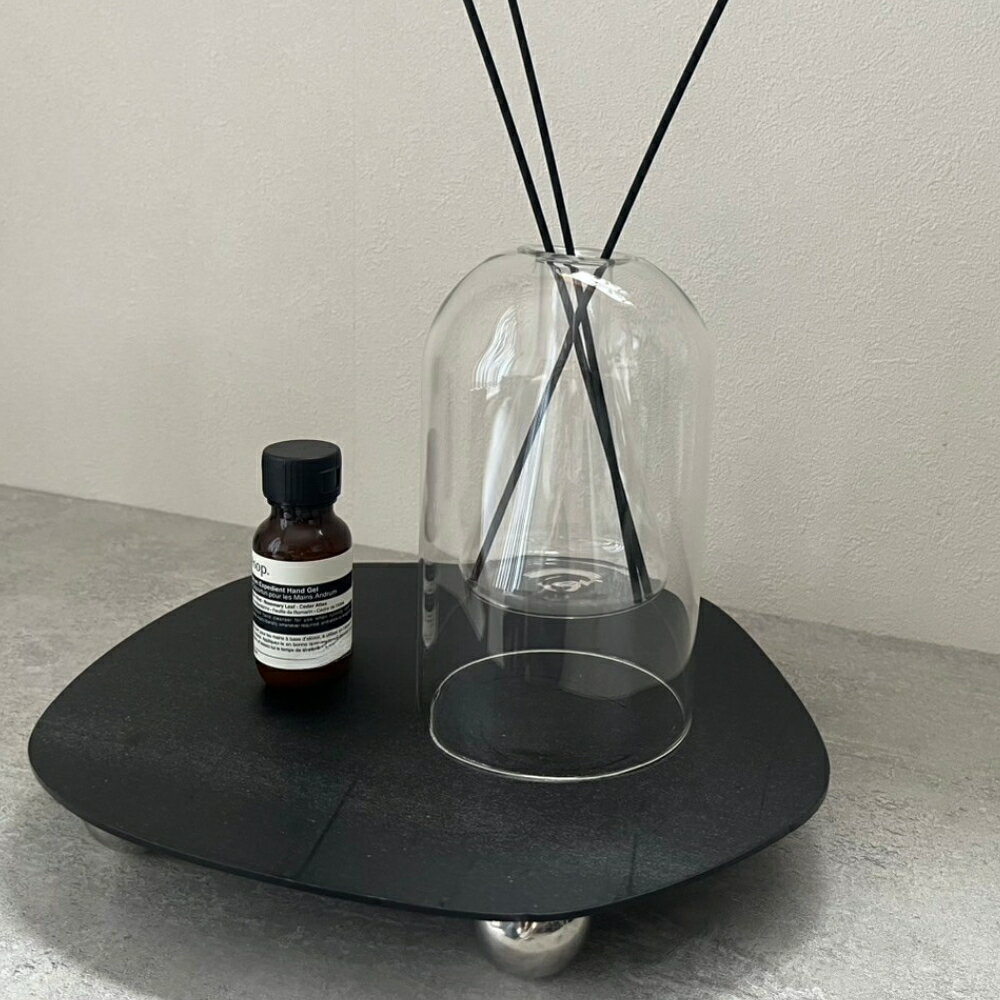 楽天NABISTYLEディスプレイプレート 脚付き クリアトレイ アクリルトレイ アクセサリートレイ ディスプレイスタンド おしゃれ 北欧風 モダン 高級感 ブラックガラス風 コスメトレイ インテリア雑貨 リビング 玄関 洗面所 ギフト 【NABI STYLE】