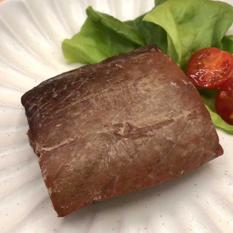 和歌山県産まぐろの旨味が、愛犬の食欲をそそる、食べ応えの逸品。和歌山まぐろの旨味。しっかり食べ応えのある「ごちそうステーキ」。和歌山県産のまぐろ血合を使用。柔らかいレトルト仕上げながら、しっかりした大きさで特別な満足感を提供します。無添加でマグロ血合の豊富な栄養も補給できる、愛犬のためのご褒美です。国産・無添加・低アレルゲン素材商品詳細　内容量：100g　原材料：まぐろ（和歌山県）　原産国：日本（和歌山県）　製　造：日本（和歌山県）　成　分：粗たんぱく質24.73%以上、粗脂肪0.68%以上、粗繊維0.00%以下、粗灰分1.43%以下、水分86.02％以下カロリー：147kcal/100g 硬　さ：■□□□□□　かなりやわらかい給与量目安　超小型犬(5kg以下)…約1/2個　小型犬(5〜10kg)…約1/2〜3/4個　中型犬(10〜25kg)…3/4〜1.5個　大型犬(25〜50kg)…約1.5〜2.5個※目安給与量を参考に与えすぎにご注意下さい。※1日2回〜3回に分けて与えて下さい。販売者：Nanki Japan株式会社　TEL：0739-33-7897●本商品は愛犬用です。用途をお守り下さい。●ドリップや灰汁などが出る場合がありますが素材から出た旨味です。品質に問題はありません。●6か月未満の愛犬には与えないで下さい。●手作り商品ですので商品の色、大きさなどばらつきがあります。予めご了承下さい。●愛犬の食べ方や習性によって、喉に詰まらせる場合があります。必ずよく観察しながらお与え下さい。●賞味期限は未開封の場合の期限です。開封後は鮮度が落ちる前に早めにご使用下さい。●油脂分などが固まっている場合がありますが品質に問題はありません。●電子レンジで温める場合は、他の容器に移し替えてご使用下さい。●温めすぎるとやけどの可能性がありますので、事前に確認してからお与えて下さい。●湯煎で温める際は、外袋から中袋を取り出してから温めてください。外袋は湯煎に対応しておりません。●開封後は冷蔵庫で保管しなるべく早めにご使用下さい。※最短賞味期限表記についてタイトルに表示の賞味期限は、弊社在庫の最短期日になりますがご注文のタイミングにより表記より長い場合も御座います。◆輸入元入荷状況により表記より短くなる場合も御座います。◆賞味期限のご指定（期限の長い商品等）はお受け出来ませんので、予めご了承ください。この商品は「ヤマト運輸」「ゆうパック」のいずれかにて配送となります。※配送業者を指定のご希望は、ご購入金額に関わらず指定料200円(税込)にてお受けいたします。ご購入時の備考欄に上記いずれかのご希望の配送業者名をご記入ください。和歌山県産まぐろの旨味が、愛犬の食欲をそそる、食べ応えの逸品。和歌山まぐろの旨味。しっかり食べ応えのある「ごちそうステーキ」。和歌山県産のまぐろ血合を使用。柔らかいレトルト仕上げながら、しっかりした大きさで特別な満足感を提供します。無添加でマグロ血合の豊富な栄養も補給できる、愛犬のためのご褒美です。国産・無添加・低アレルゲン素材商品詳細　内容量：100g　原材料：まぐろ（和歌山県）　原産国：日本（和歌山県）　製　造：日本（和歌山県）　成　分：粗たんぱく質24.73%以上、粗脂肪0.68%以上、粗繊維0.00%以下、粗灰分1.43%以下、水分86.02％以下カロリー：147kcal/100g 硬　さ：■□□□□□　かなりやわらかい給与量目安　超小型犬(5kg以下)…約1/2個　小型犬(5〜10kg)…約1/2〜3/4個　中型犬(10〜25kg)…3/4〜1.5個　大型犬(25〜50kg)…約1.5〜2.5個※目安給与量を参考に与えすぎにご注意下さい。※1日2回〜3回に分けて与えて下さい。販売者：Nanki Japan株式会社　TEL：0739-33-7897●本商品は愛犬用です。用途をお守り下さい。●ドリップや灰汁などが出る場合がありますが素材から出た旨味です。品質に問題はありません。●6か月未満の愛犬には与えないで下さい。●手作り商品ですので商品の色、大きさなどばらつきがあります。予めご了承下さい。●愛犬の食べ方や習性によって、喉に詰まらせる場合があります。必ずよく観察しながらお与え下さい。●賞味期限は未開封の場合の期限です。開封後は鮮度が落ちる前に早めにご使用下さい。●油脂分などが固まっている場合がありますが品質に問題はありません。●電子レンジで温める場合は、他の容器に移し替えてご使用下さい。●温めすぎるとやけどの可能性がありますので、事前に確認してからお与えて下さい。●湯煎で温める際は、外袋から中袋を取り出してから温めてください。外袋は湯煎に対応しておりません。●開封後は冷蔵庫で保管しなるべく早めにご使用下さい。※最短賞味期限表記についてタイトルに表示の賞味期限は、弊社在庫の最短期日になりますがご注文のタイミングにより表記より長い場合も御座います。◆輸入元入荷状況により表記より短くなる場合も御座います。◆賞味期限のご指定（期限の長い商品等）はお受け出来ませんので、予めご了承ください。この商品は「ヤマト運輸」「ゆうパック」のいずれかにて配送となります。※配送業者を指定のご希望は、ご購入金額に関わらず指定料200円(税込)にてお受けいたします。ご購入時の備考欄に上記いずれかのご希望の配送業者名をご記入ください。