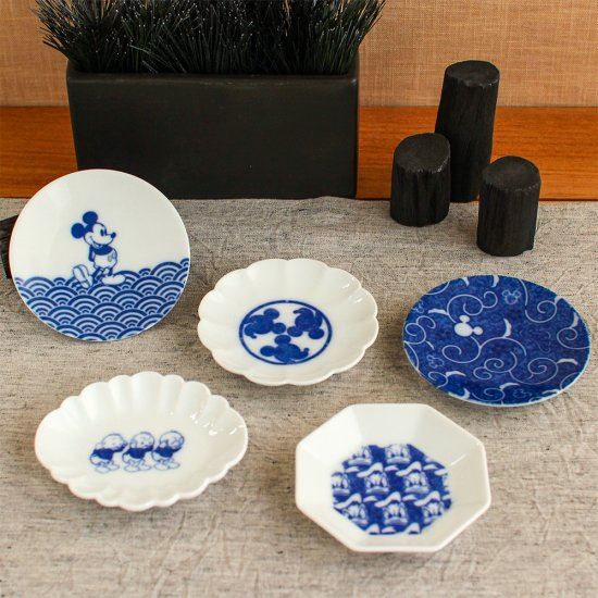 Disney ディズニー 小粋染付 豆皿揃(スタンダード) 直径約9×1.5cm 磁器 日本製 約8.5×8.5×1.5cm 磁器 日本製 1ケ・約8.5×9.5×1.5cm 磁器 日本製 1ケ ミッキー ドナルド ヒューイ デューイ ルーイ 三郷陶器 ギフト お返し