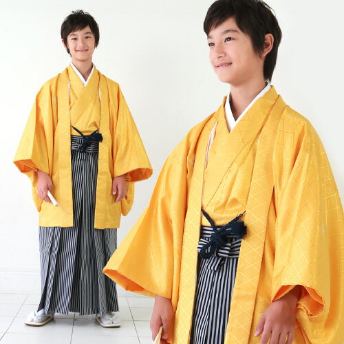 【レンタル予約状況】●＊上記の日程の間は予約不可。　日程の記載がない場合は予約可能です。 ※こちらはレンタル商品です※ >>レンタル商品ご利用ガイドはこちら 卒業式・謝恩会で着て頂ける小学生 男の子用の紋付羽織袴＆着付け小物のフルセットでお届けです♪「袴って何をレンタルしたら良いかわかんないよ〜」ってお客様も、創業140年の呉服屋が自信を持ってオススメする袴セットだからご安心ください。 【セット内容】着物・羽織・袴・長襦袢・肌襦袢足袋・草履・腰紐3本・衿芯羽織紐・扇子・角帯【対応身長】対応身長：約147cm〜155cm【サイズ】●着物身丈：約80．5cm裄丈：約64．5cm袖丈：約49．5cm着丈：約133cm肩裄：約66cm●羽織羽織丈：約80cm●袴袴丈：約83cm【素材】●着物表地：高級ポリエステル /裏地：ポリエステル 【モデル身長】152cm※予約状況を確認してレンタル可か不可のメールをお送りします。※モデル着用の羽織紐の色、デザインはイメージです。数ある中から呉服のプロがコーディネートしてお届け致します。※キャンセルについてご注文日・ご使用日によりキャンセル料がかかる場合がございます。弊社よりキャンセル料金をご連絡させて頂きました日より1週間以内のお振込みをお願いしております。※こちらは小学生 紋付羽織袴レンタル商品です※ レンタル予約状況を確認いたしまして、レンタル可・不可のご連絡をさせていただきます。 「着物に詳しくないから、綺麗に着せてあげられるか心配・・・。」 そんな着物初心者のママもご安心ください。 7泊8日のゆったりスケジュールなので 本番まで余裕を持って着付けの練習ができます！着物身丈裄丈袖丈約80．5cm約133cm約66cm羽織羽織丈約80cm袴袴丈約83cm素材表地：高級ポリエステル /裏地：ポリエステル モデル身長152cm ・　備考　・※モデル着用の羽織紐の色、 デザインはイメージです。数ある中から呉服のプロがコーディネートしてお届け致します。※着物の柄の配置は写真とまったく同じではございません。