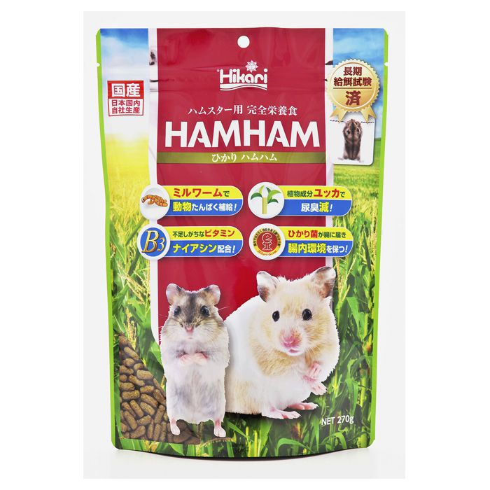 【特徴】：■雑食動物であるハムスターの食性を考えて開発された全年齢対応の完全栄養食です■"ひかり菌"がハムスターの腸に届き、休眠から覚めて腸内環境を正常に保ちます。■消臭効果のあるユッカを配合。尿臭の元となるアンモニアを吸着して、気になるニオイをおさえます。【原材料】：■とうもろこし、小麦粉、グルテンミール、大豆ミール、アルファルファミール、米ぬか、小麦胚芽、ミルワームミール、全卵、脱脂乳、脱脂粉乳、ショ糖、乳脂肪、ビール酵母、生菌剤、かぼちゃ、ユッカ抽出物、ビタミン類（塩化コリン、E、C、B5、B2、A、B1、B6、B3、D3）、ミネラル類（Ca、P、Na、Cl、Fe、Zn、Mn、Co、Cu、I）__【栄養成分表示】：■蛋白質18％以上、脂質2.0％以上、粗繊維5.0％以下、水分10％以下、灰分11％以下、りん0.4％以上【保存方法】：■開封後は冷暗所に保存し、できるだけ早くお使いください。