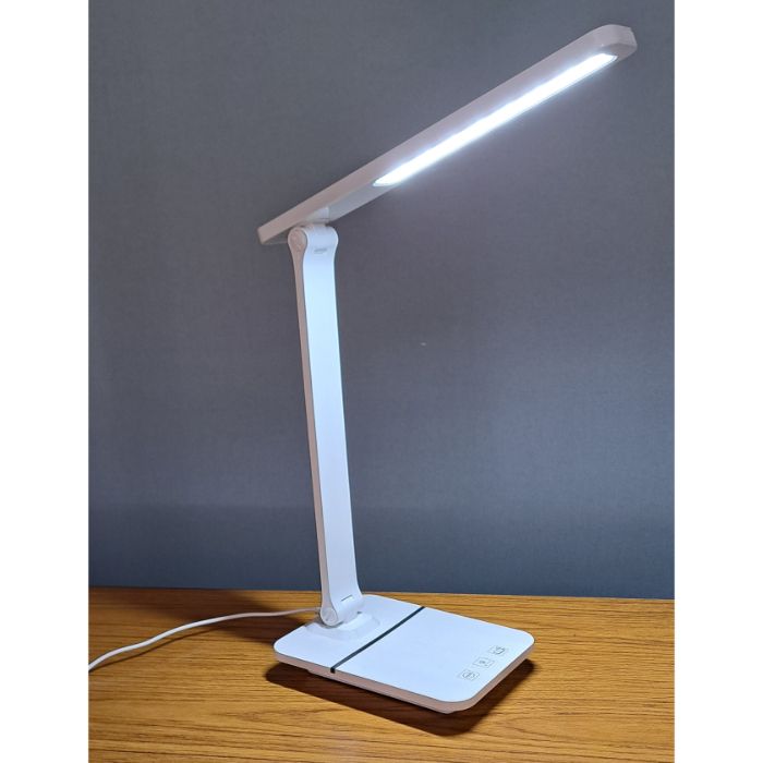 [仕様]：■明るさ480ルーメン■チップ型LED30個使用■携帯などが充電できるUSBポート装備 ■タッチ式スイッチ■フル充電で約4時間点灯