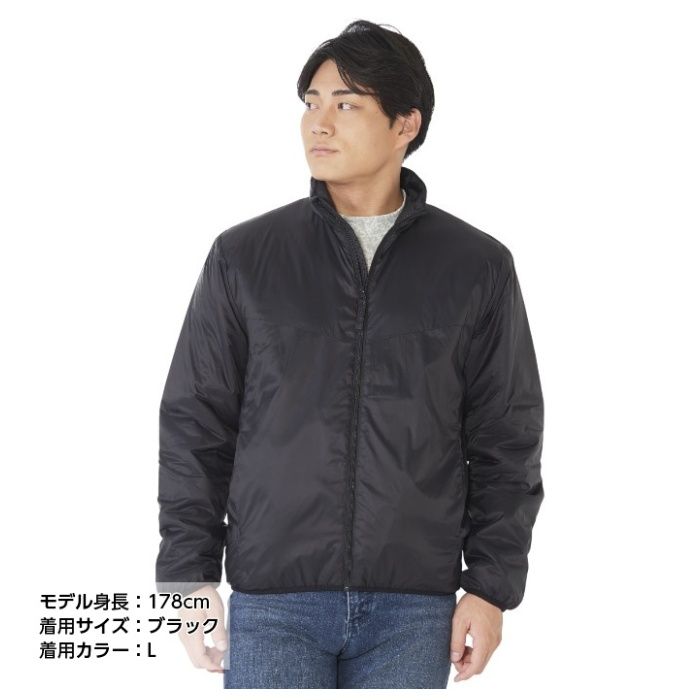外気が内側に伝わりにくい断熱素材で衣服内の暖かさをキープ風を防ぎ、熱を逃がさないので温かい。風と寒さを防ぐ、中綿入りブルゾン。熱を逃がさず、雨を弾く撥水加工体温を閉じ込め、暖かさを逃がさない。[機能]：■暖かい■中綿入り■撥水加工■断熱[素材]：■表地　ナイロン100％■詰め物　ポリエステル100％■裏地　ポリエステル100％■身頃：フード部分/裏地：衿裏・袖部分　ポリエステル100％　はっ水（水をはじきやすい）[カラー]：■ブラック、チャコール[サイズ]：■M、L、LL、3L[サイズ詳細（cm）]：■肩幅／（M）46、（L）48、（LL）50、（3L）52■身丈／（M）67、（L）69、（LL）71、（3L）73■袖丈／（M）65、（L）66、（LL）67、（3L）67■身幅／（M）55、（L）57、（LL）60、（3L）63■適応身長／（M）165ー175、（L）175ー185、（LL）175ー185、（3L）175ー■適応胸囲／（M）88ー96、（L）96ー104、（LL）104ー112、（3L）112ー120