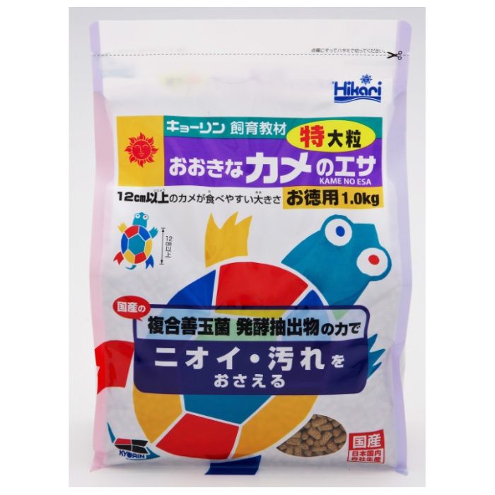 [特徴]：■甲羅12cm以上用。納豆菌・乳酸菌・酵母菌とその代謝物の力で水の臭い・汚れを抑えます。（特大粒）　[原材料]：■フィッシュミール、小麦粉、大豆ミール、グルテンミール、ビール酵母、小麦ふすま、とうもろこし、ガーリック、海藻粉末、米ぬか、納豆菌・乳酸菌・酵母菌発酵抽出物、ビタミン類（塩化コリン、E、C、イノシトール、B5、B2、A、B1、B6、B3、葉酸、D3、ビオチン）、ミネラル類（P、食塩、Fe、Mg、Zn、Mn、Cu、I）[栄養成分表示]：■蛋白質38％以上 脂質3％以上 粗繊維4％以下 灰分14％以下 りん0.8％以上 水分10％以下[保存方法]：■スタンプにて別記しております賞味期限は、未開封時のものです。開封後は、冷暗所に保存し、できるだけ早くお使いください。[使用上の注意]：■天然原料を使用しておりますので、粒の色が変わることがありますが、品質には影響ございません。■人間の食品ではありません。