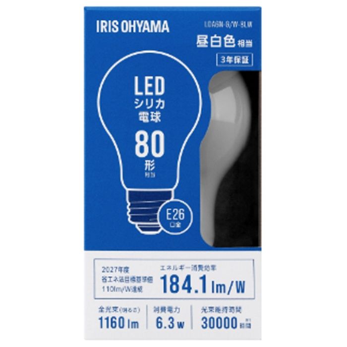 [特長]：■トップランナー制度対応、2027年度省エネ法目標基準値達成のLED電球です。エネルギー消費効率184lm/W以上の高効率で、電気代の節約にもつながります。シリカ電球は内面をケイ素（シリカ）で塗装することで眩しさを抑え、柔らかく自然な光が特徴のLEDシリカ電球です。330°に明るい全方向タイプなので、ダウンライト・ブラケット・ペンダント・浴室灯や屋外玄関灯※などの照明に最適です。口金サイズがE26口金なので、照明器具を替えることなくご使用いただけます。断熱材施工器具、密閉器具（浴室灯等）、屋外用器具※など幅広い器具にも設置可能です。（※屋外使用には条件がありますので、お買い求めの前にご確認ください）。光束維持時間約30000時間で、ランプ交換の手間が少ないLEDシリカ電球です。光色は自然光に近い光の色を演出する「昼白色相当」と温かみのある「電球色相当」の2種類です。本製品は3年保証です。[仕様]：■●口金サイズ：E26●光色：昼白色相当●定格消費電力：6.3W●定格入力電流：0.108A●全光束：1160lm●配光角：約330°●光束維持時間：30000時間●演色性：Ra83●電源：AC100V（50/60Hz共用）●使用場所：屋内用●ランプ全体の明るさ：一般電球80形相当●エネルギー消費効率：184.1lm/W●断熱材施工器具、密閉形器具、屋外用器具に対応※屋外使用には条件がありますので、「お買い求めの前に」をよくお読みください。●保証期間：お買い上げ日より3年間[素材]：■アルミ、ポリカーボネート、PBT[生産国]：■中国