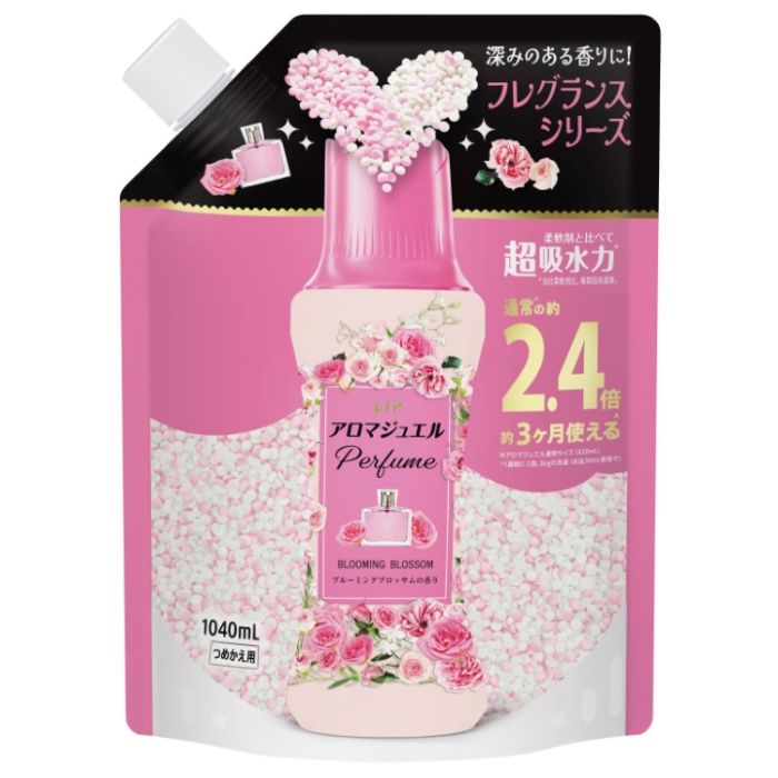 [特長]：■2色の香水ビーズが重なり合い、上質で深みのある香りへ。柔軟剤より上質なフレグランスが香水よりやさしく長く続く。■柔軟剤と比べて、超吸水力。（※当社柔軟剤比。複数回洗濯後。）■使い方は洗濯のはじめに、洗濯槽に入れた洋服の上に直接入れるだけ。縦型・ドラム式どちらでもOK。■香りが12週間長続きする。（※保管状態にて。）■赤ちゃんの衣類もOK。家族全員対応、赤ちゃん用と大人用の両方に使える。■人気の香水から着想したブルーミングブロッサムの香り：ローズの優美な香りに、ホワイトムスクの繊細さを重ねた甘く洗練された大人フローラル。[成分]：■安定化剤、香料