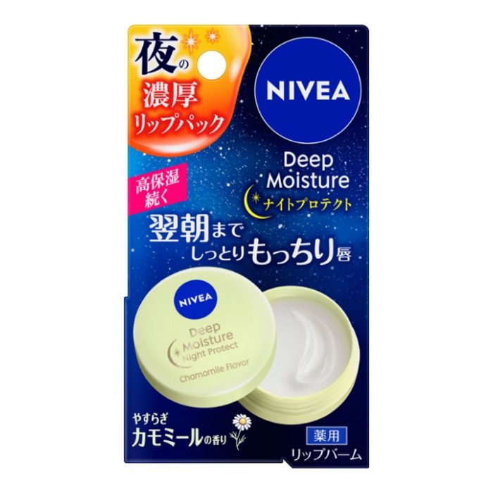 夜の濃厚リップパック。うるおいを密封。翌朝までしっとりもっちり唇。濃厚なバームがデリケートな唇を優しく包み込み、カサつき・皮ムケ・ひび割れの原因になる乾燥ダメージを寝ている間に集中ケア。おやすみ前に気分をリラックス　やすらぎカモミールの香り。【医薬部外品】ご注意○高温の所には置かないでください。○傷、湿疹等の異常のある時は使わないでください。○赤み、かゆみ、刺激等の異常が出たら使用を中止し、皮フ科医へ相談してください。使い続けると症状が悪化することがあります。○子供や認知症の方などの誤食等を防ぐため、置き場所にご注意ください。成分：酢酸DL-α-トコフェロール※、グリチルレチン酸ステアリル※、ワセリン、リンゴ酸ジイソステアリル、パルミチン酸デキストリン、流動パラフィン、マイクロクリスタリンワックス、ホホバ油、水添ポリブテン、ジイソステアリン酸ポリグリセリル、ミツロウ、グリセリン、植物性スクワラン、トレハロース、ハチミツ、ローヤルゼリーエキス、シア脂、パラフィン、ジメチコン、フェノキシエタノール、BHT、水、エタノール、香料　※は「有効成分」無表示は「その他の成分」Made in Japan
