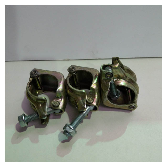 [仕様]：■材質：スチール■メッキ処理：電気メッキ■48.6φ×48.6φ×48.6φ 固定[用途]：■小屋・駐輪場等の骨組み作製に[特長]：■3本のパイプを直角に繋ぐ角度固定（90度）のクランプ■注意：三連クランプは仮設工業会認定商品ではありませんので足場としての使用は出来ません
